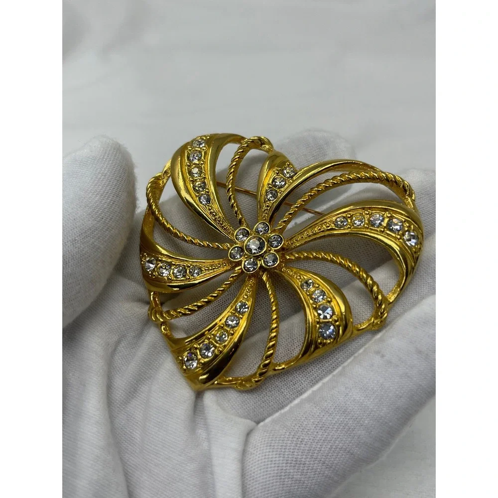 Avon Romantic Trellis Heart Pin Gold Tone Rhinestone Swirl Brooch with Box